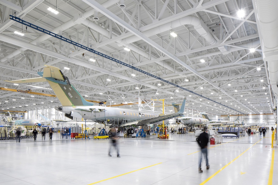 bombardier aircraft assembly centre by neuf architectes
