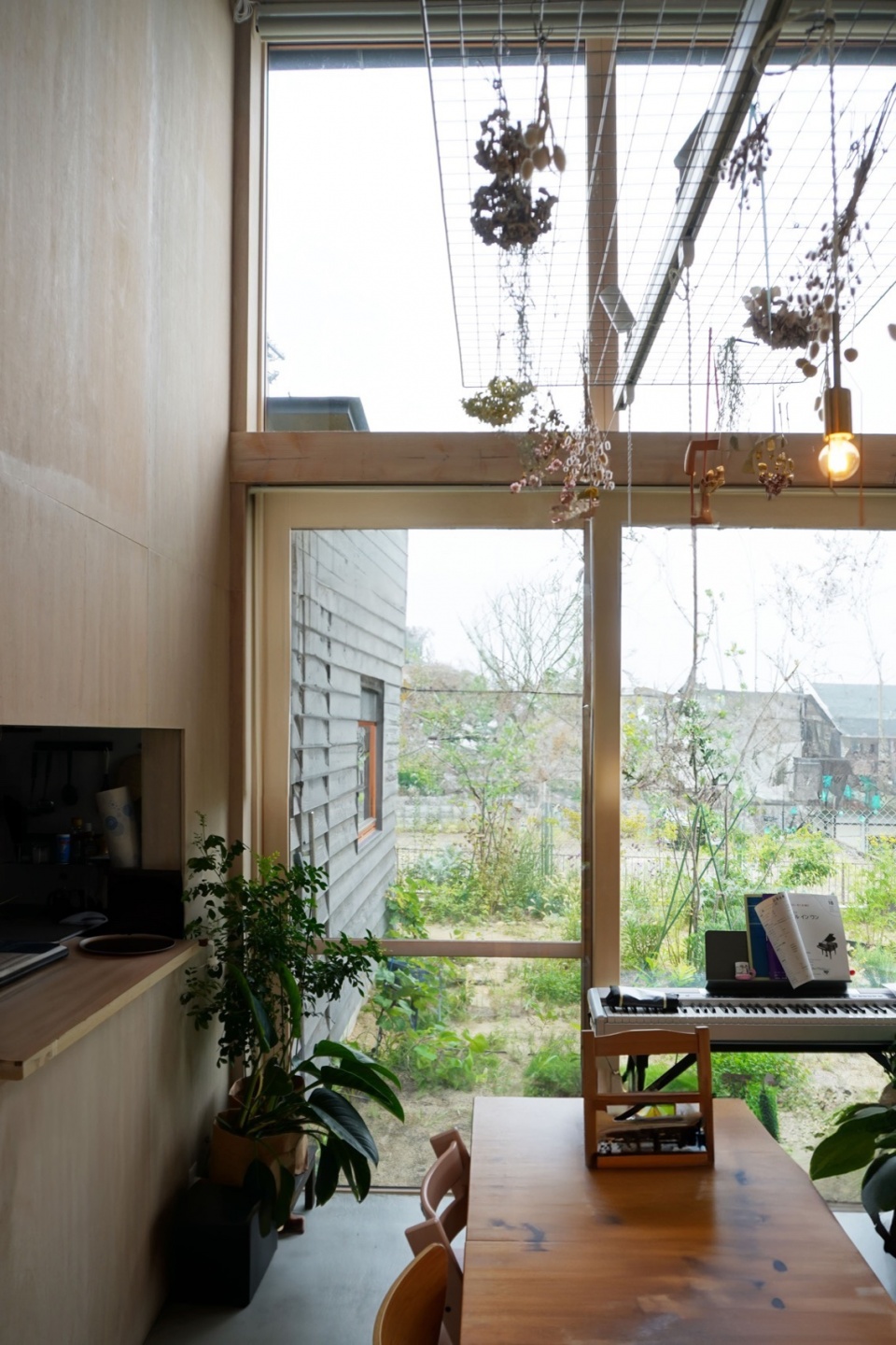 house with cross shaped earthen floor by fukei design