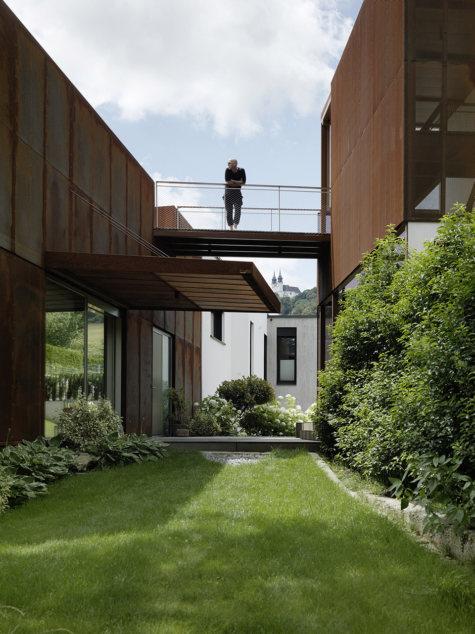 deconstructed house by innocad architecture
