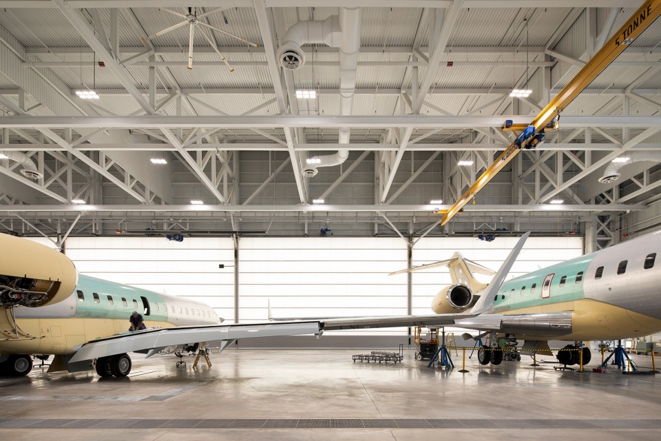 bombardier aircraft assembly centre by neuf architectes