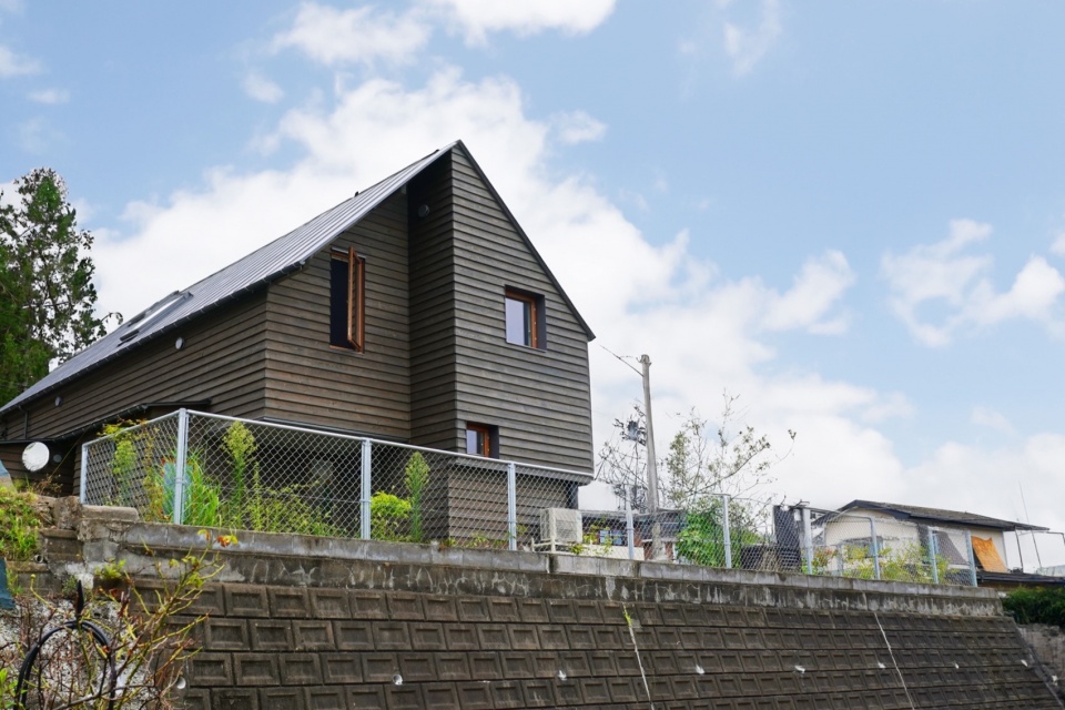 house with cross shaped earthen floor by fukei design