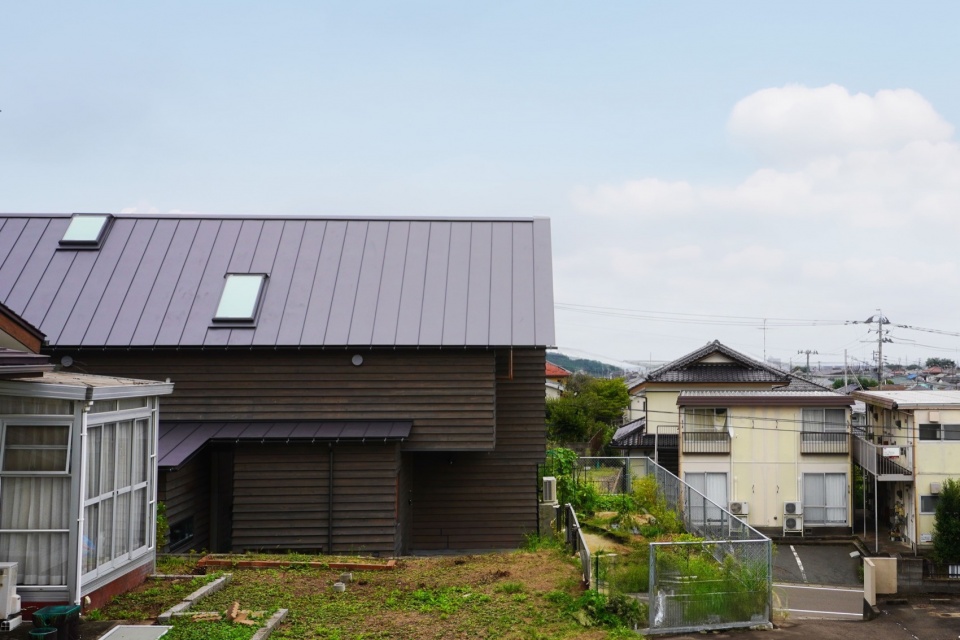 house with cross shaped earthen floor by fukei design