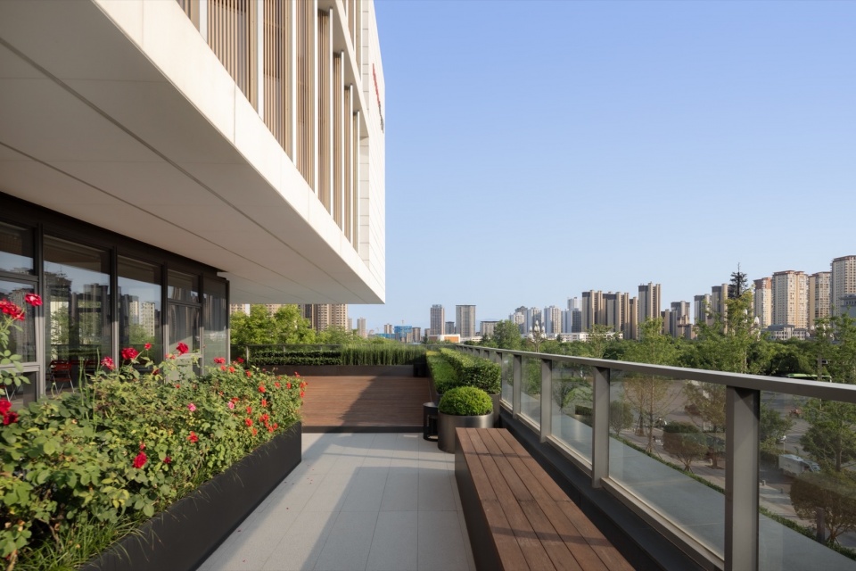 Xintianhan Innovation Center Hanzhong Shanxi by YJDesign