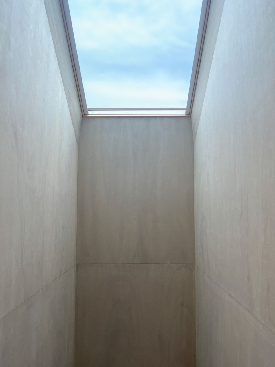 house with cross shaped earthen floor by fukei design