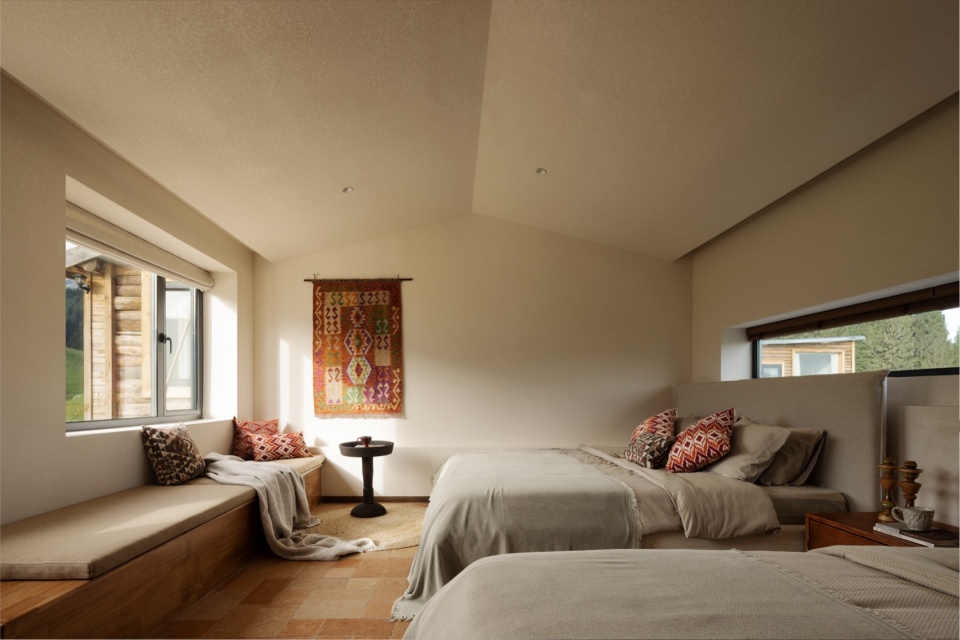 lingshan hotel房间物品选款与设计,都最大限度贴合长时使用习惯 © 内外空间摄影赵龙