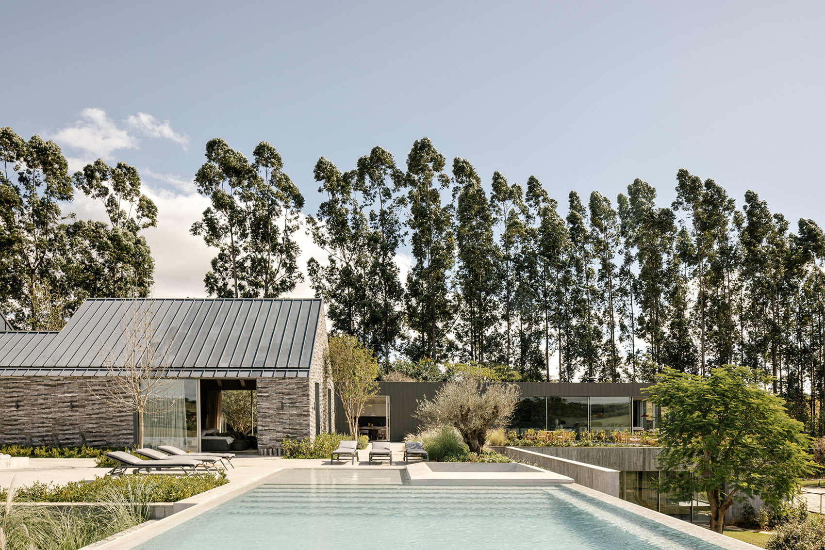 CCB House by Kiko Salomão + Tanaka Architects - 谷德设计网