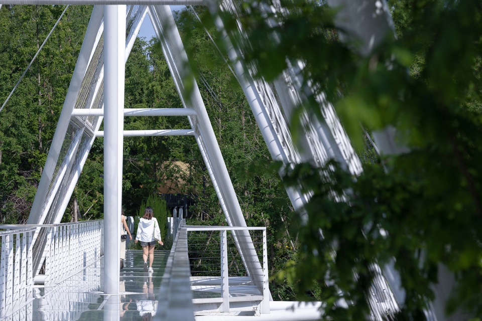 unarchitecte edenland pedestrian bridge in luxelakes by unarchitecte