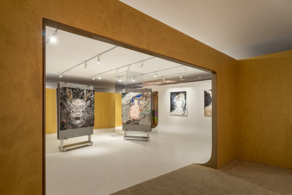 从画廊临展区看主展区 zhangyu gallery