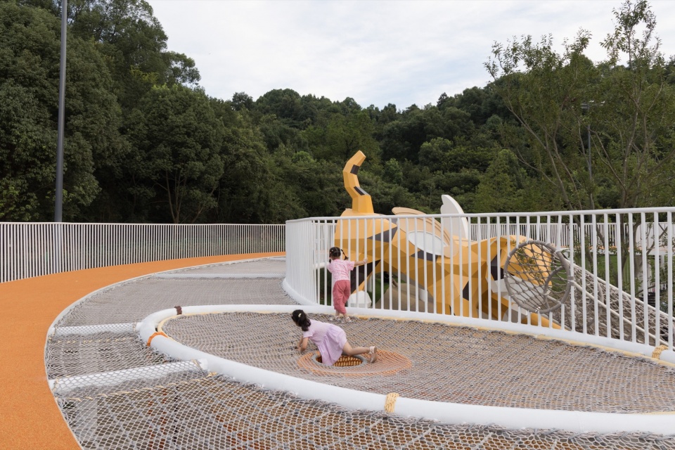 liuquan lake childrens park 29山麓间的垂直爬网让孩子有无穷的探索乐趣