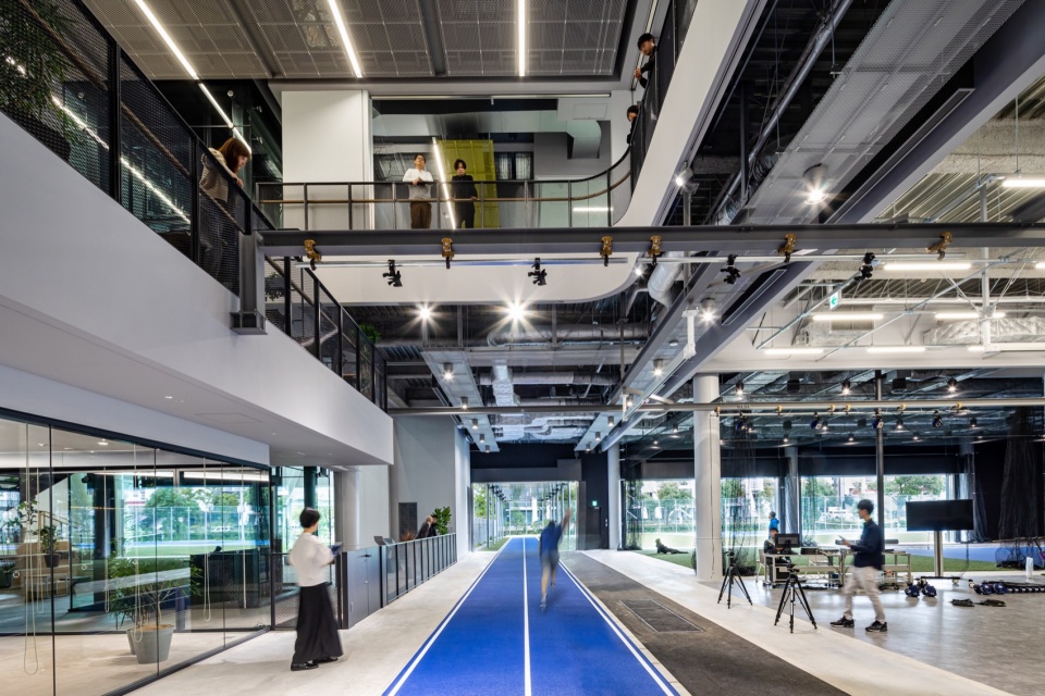 mizuno engine 15 Runway and atrium ©Shinwa