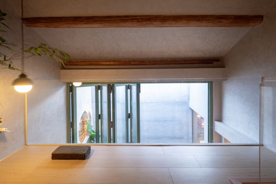▼从夹层看向庭院,Looking towards the courtyard from the mezzanine ©向量建筑
