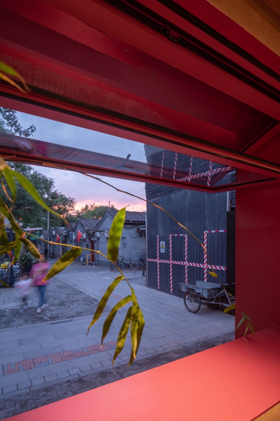 ▼从窗口看向法源寺前街,Looking out of the window at the front street of Fa yuan si ©向量建筑