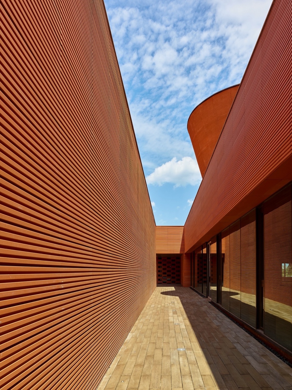 RSC Building in Hainan by SUP Atelier of THAD Beijing Tsinghua Tongheng Urban Planning Design Institute