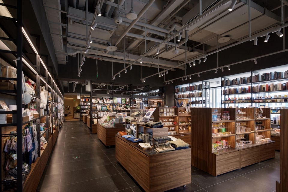 Photography – by URF Tsutaya bookstore 20241014162858