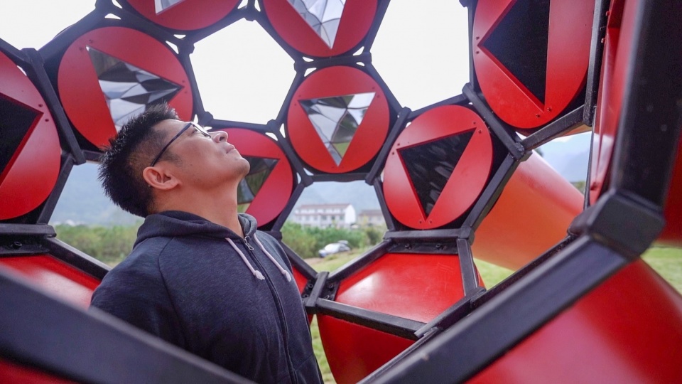 Standing in the center of Starburst 01©Guanzhong Mangba Arts Festival