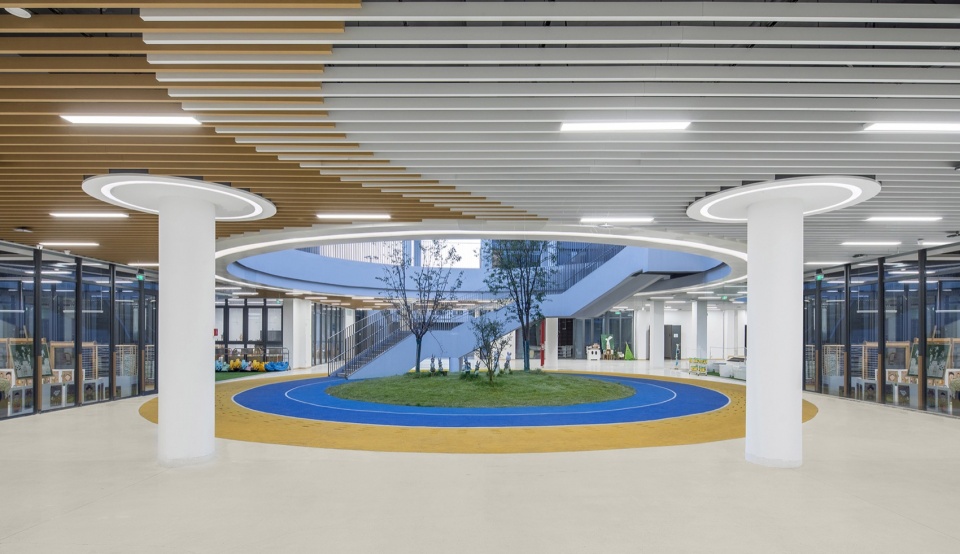门厅处看庭院© 张超 ingyuan kindergarten
