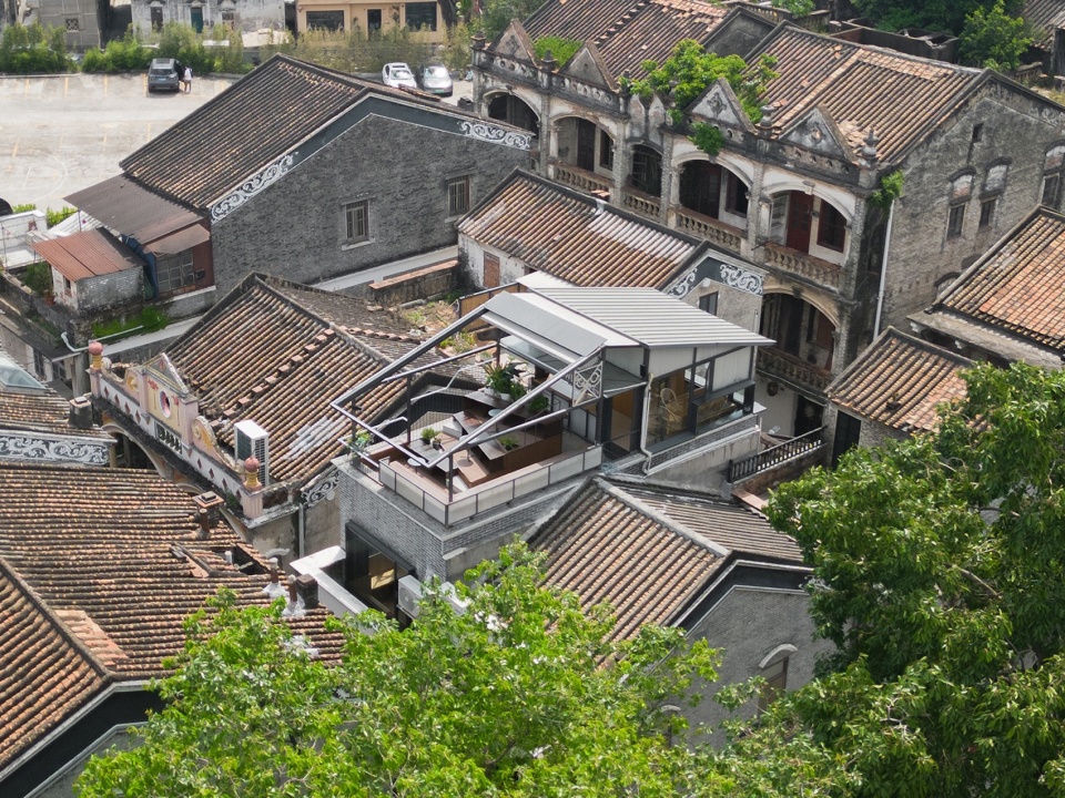 俯视,新建筑屋面延续周边街区坡顶形态 Aerial view,the roof of the new building continues the pitched roof form of the surrounding neighborhood ©李继津