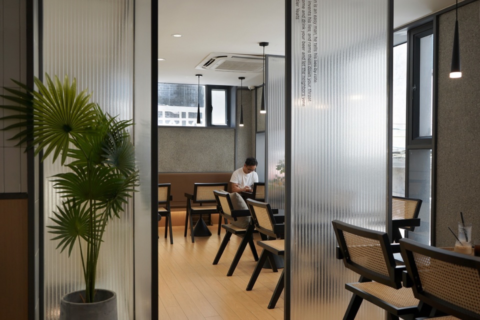 借助杆件与屏风系统,在二层座位区形成丰富的空间层次 Leveraging the rod and screen system a rich spatial hierarchy is formed in the seating area on the second floor...