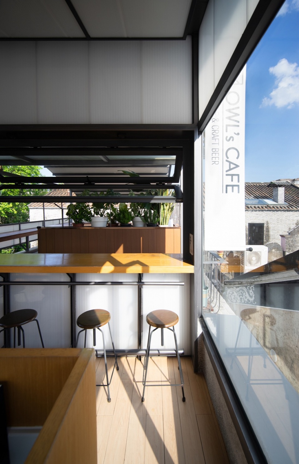 四层屋顶客座区 Guest seating area on the fourth floor rooftop ©URBAN NoMAD