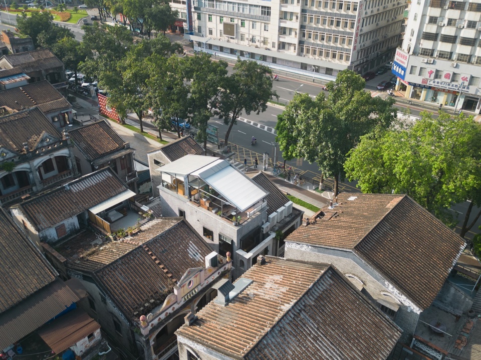 屋顶以轻钢结构及透明材料呈现出轻盈与通透的形象 The roof presents a light and transparent image with light steel structure and transparent materials ©李继津