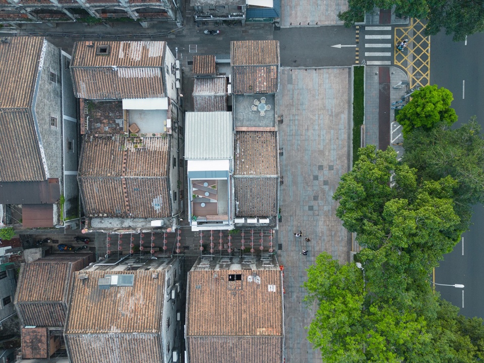 屋顶俯视图 Aerial view of the rooftop ©李继津