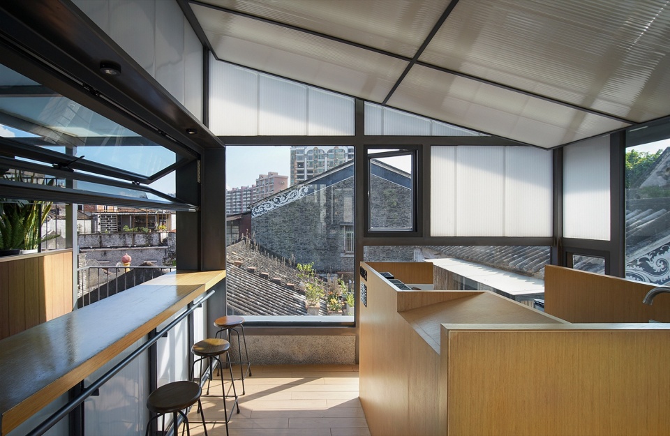 窗框将外部风景分解为不同的切片 The window frames decompose the external scenery into different slices ©URBAN NoMAD ene