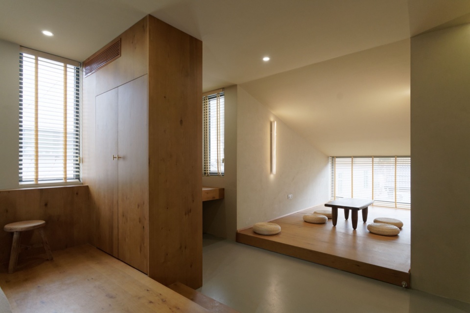 西侧客房局部压低的茶室空间 shared home in yucun