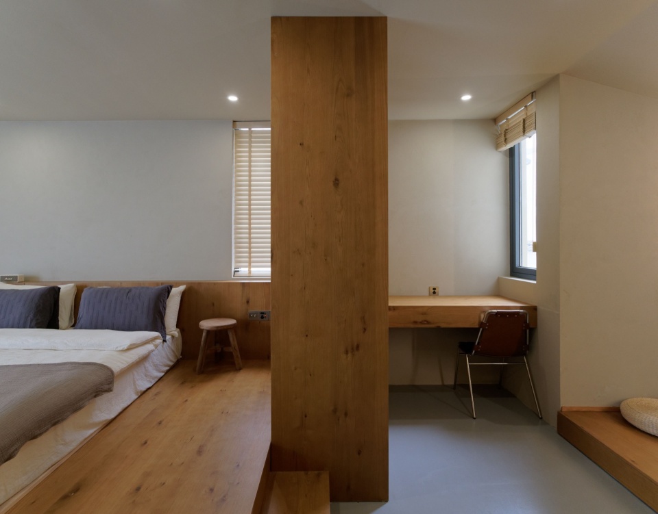 西侧客房的榻榻米与书桌 shared home in yucun