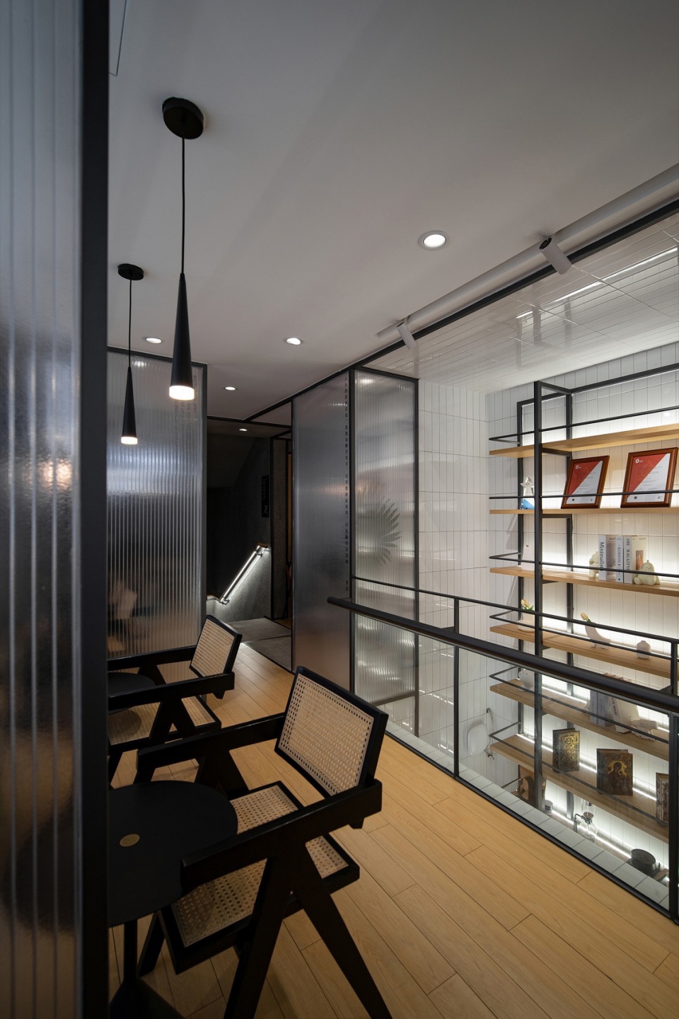通过中空的展示架将二层与首层形成联动 Create an interaction between the second floor and the first floor through a hollow display shelf ©URBAN NoMAD