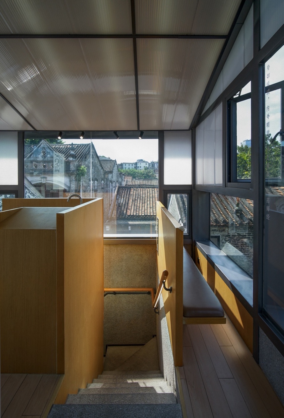 顶层楼梯间及窗框视野 The top floor staircase area and the window frames view ©URBAN NoMAD