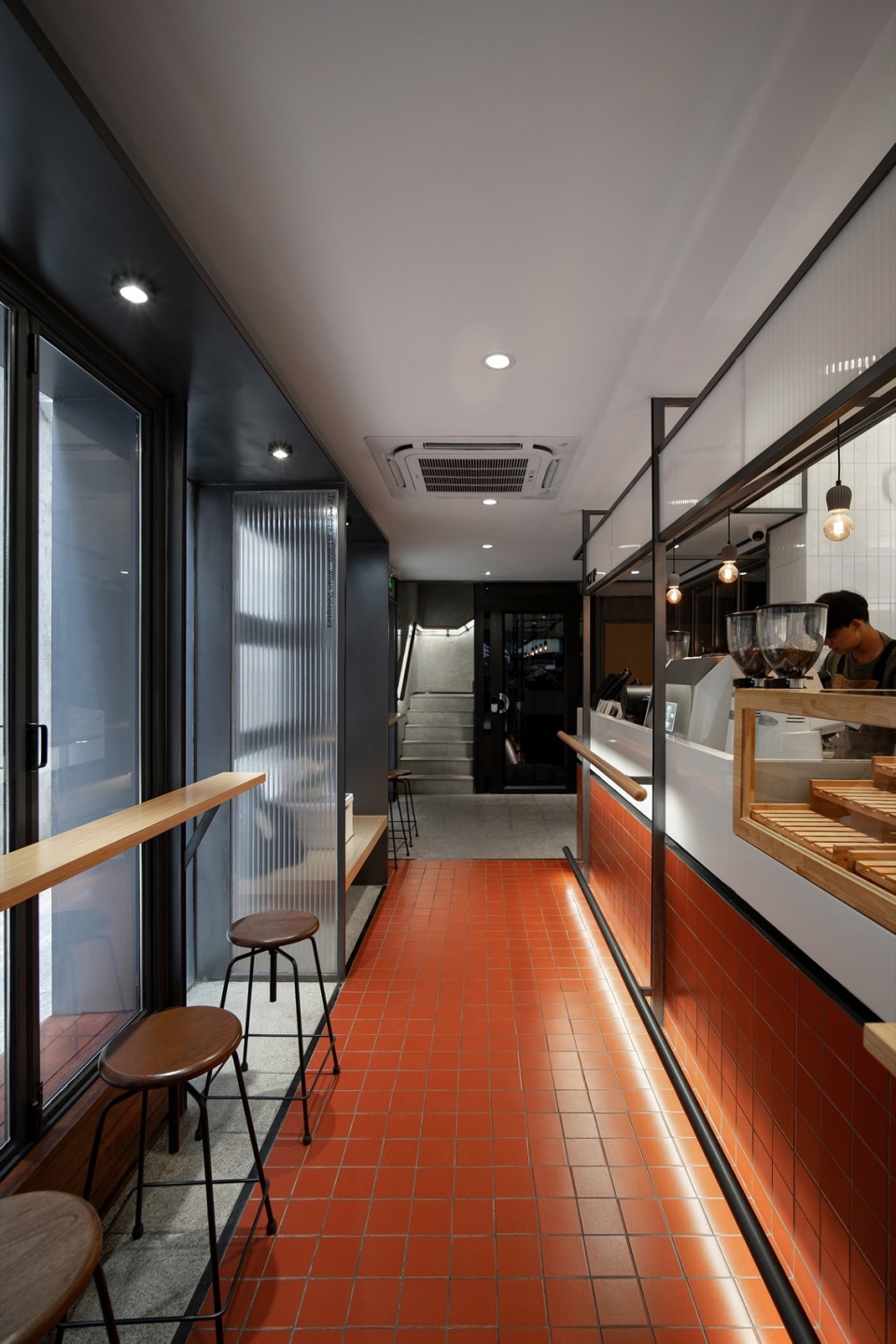 首层入口通道及服务吧台 The entrance passageway and service counter on the first floor ©URBAN NoMAD