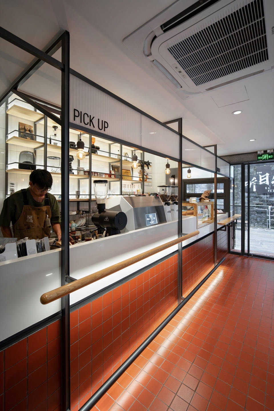 首层服务吧台与陶土砖 First floor service counter with terracotta bricks ©URBAN NoMAD