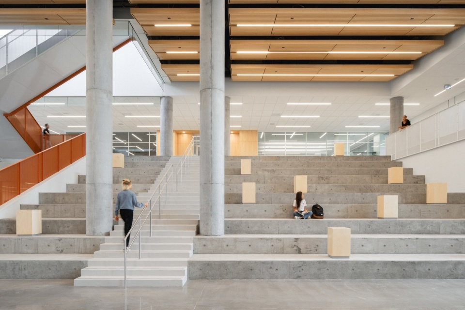 Two New High Schools by TLA UN NEUF