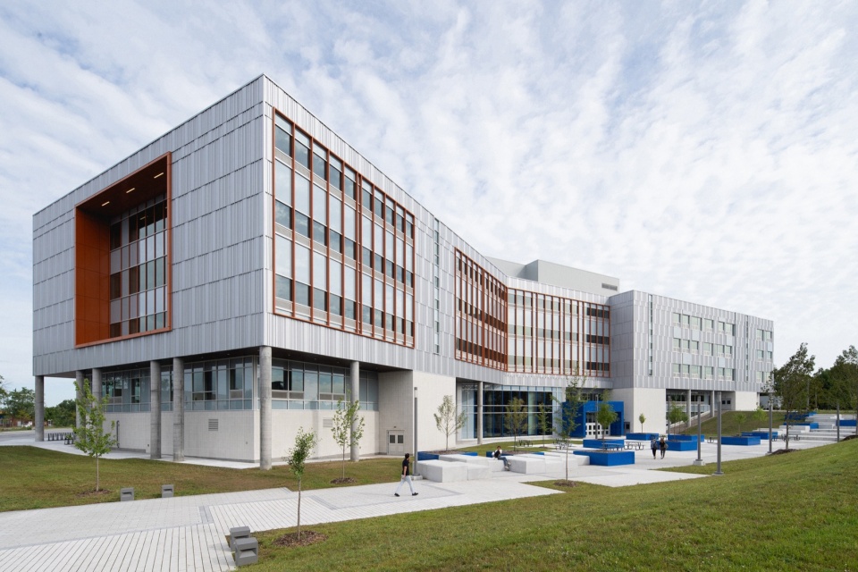 Two New High Schools by TLA UN NEUF ejp