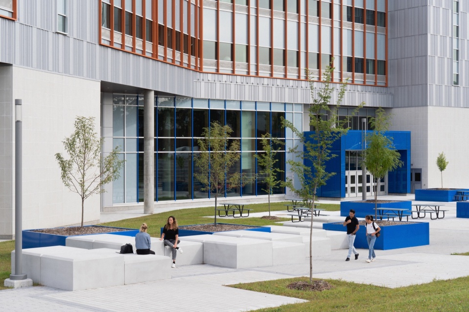 Two New High Schools by TLA UN NEUF
