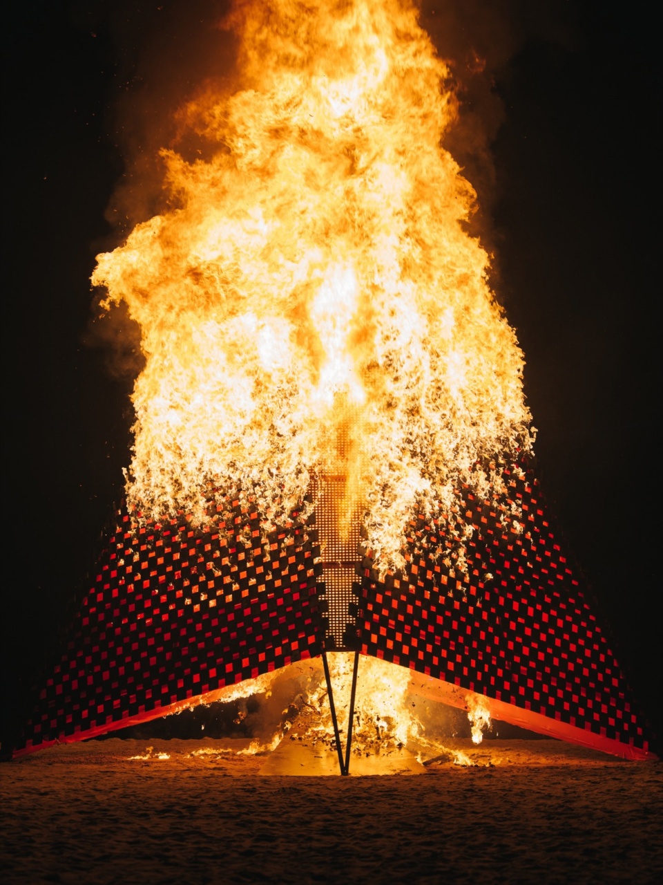 火翼:2024阿那亚戏剧节海边篝火装置 / 合木建筑工作室