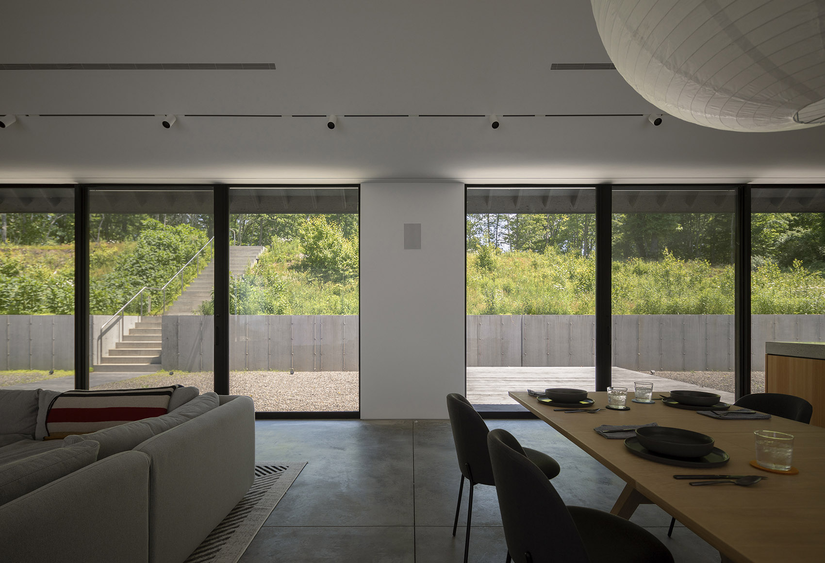 House in a Meadow by Group Projects Architecture - 谷德设计网