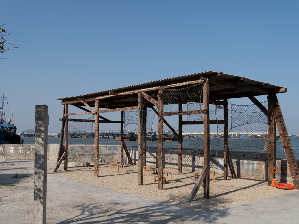 local fish cafe at xiangzhi wharf by devolution