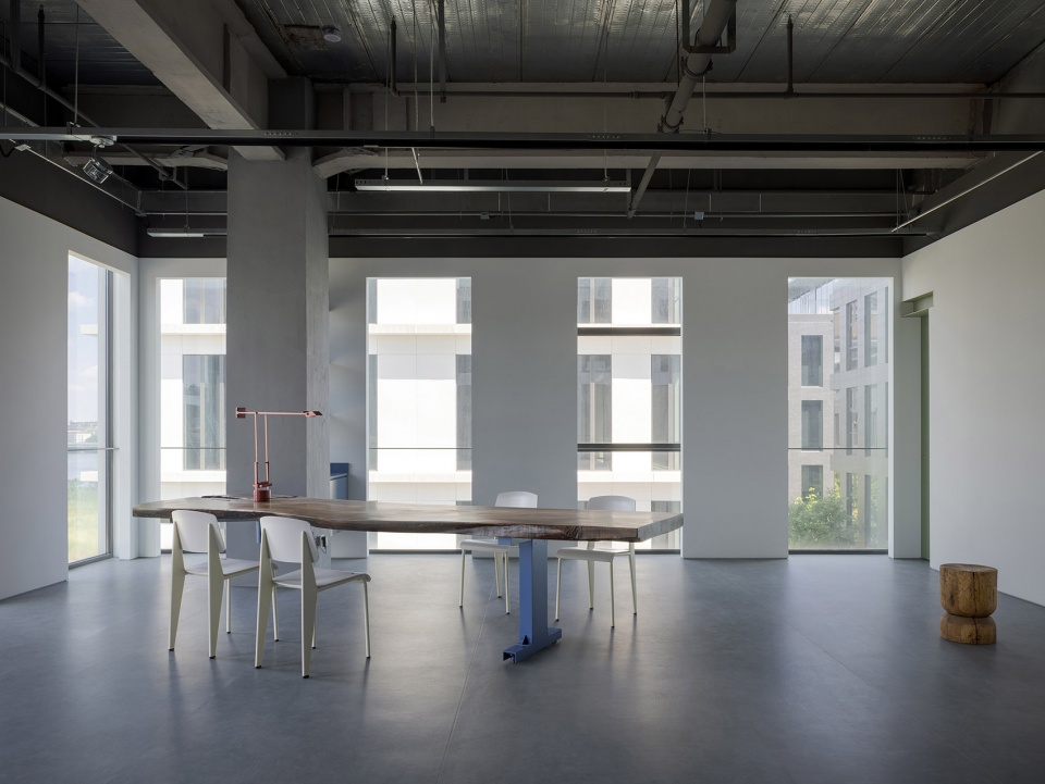 travlin stand by atelier siyu