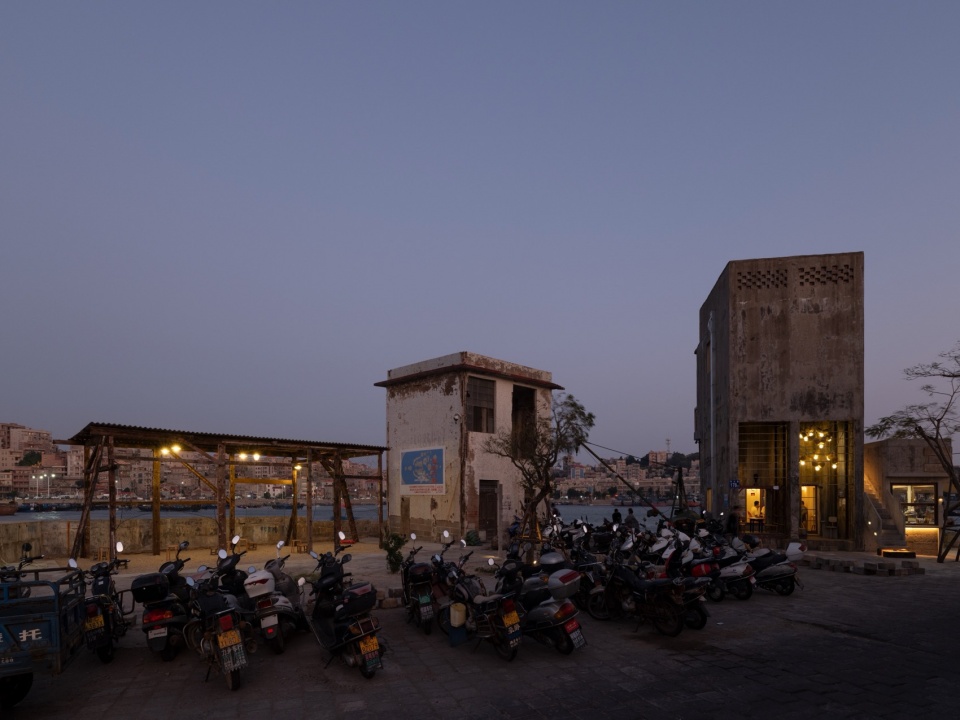 local fish cafe at xiangzhi wharf by devolution