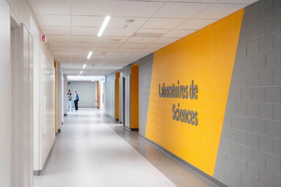 Two New High Schools by TLA UN NEUF