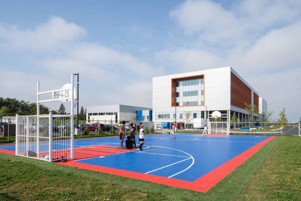 Two New High Schools by TLA UN NEUF