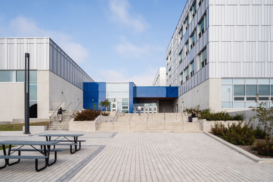 Two New High Schools by TLA UN NEUF