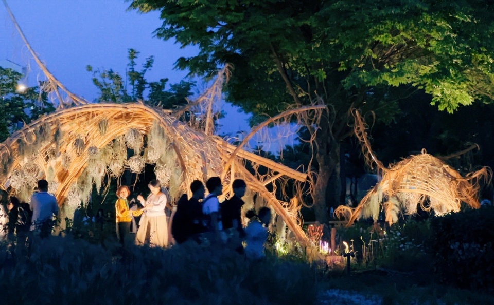 夜晚的竹构在灯光的映衬下显得更加奇特梦幻,像两只怪兽在月光下散步 biological self organizing garden