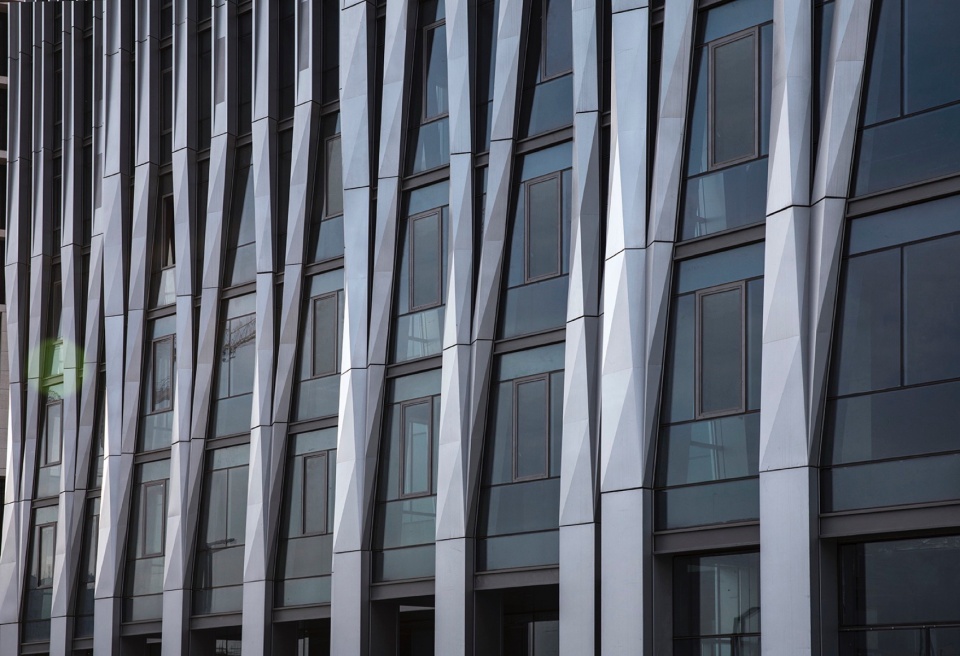. 低楼层立面局部 Elevational details at lower floors ©田方方 zigzag tower