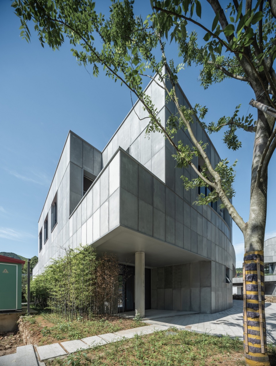 清水混凝土板外墙 Fair faced concrete slab exterior wall(照片来源:ZOOM伫目) jianling center