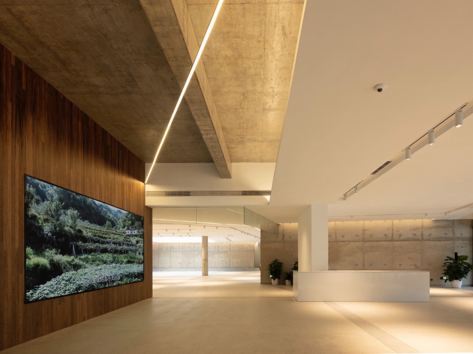 建筑入口门厅看向临展大厅 From he lobby to the temporary exhibition hall(照片来源:东维建筑) jianling center