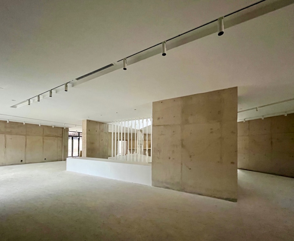 展示区一层通过承重结构和电梯井创造的流动展陈空间 Flowing exhibition spaces created through load bearing structures and elevator shafts(照片来源:东维建筑) jianling center