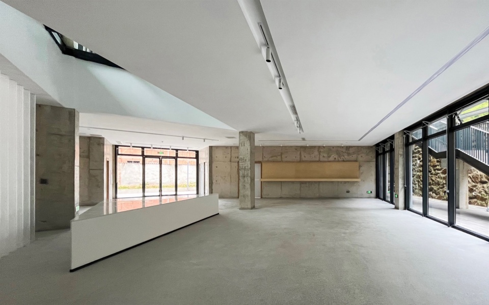 为一楼展厅引入中央自然光的三角形天窗 A triangular skylight brings central natural light to the gallery on the first floor(照片来源:东维建筑) jianling center