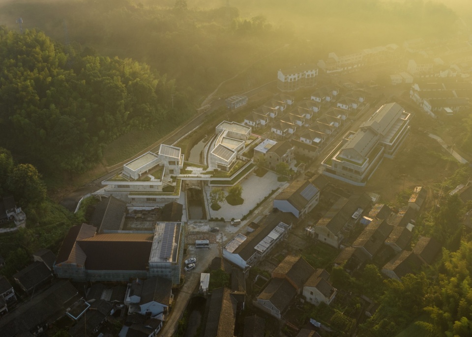 建筑与山体、水系、广场的关系衔接 The relationship between architecture and mountains water systems and squares(照片来源:ZOOM伫目) jianling center